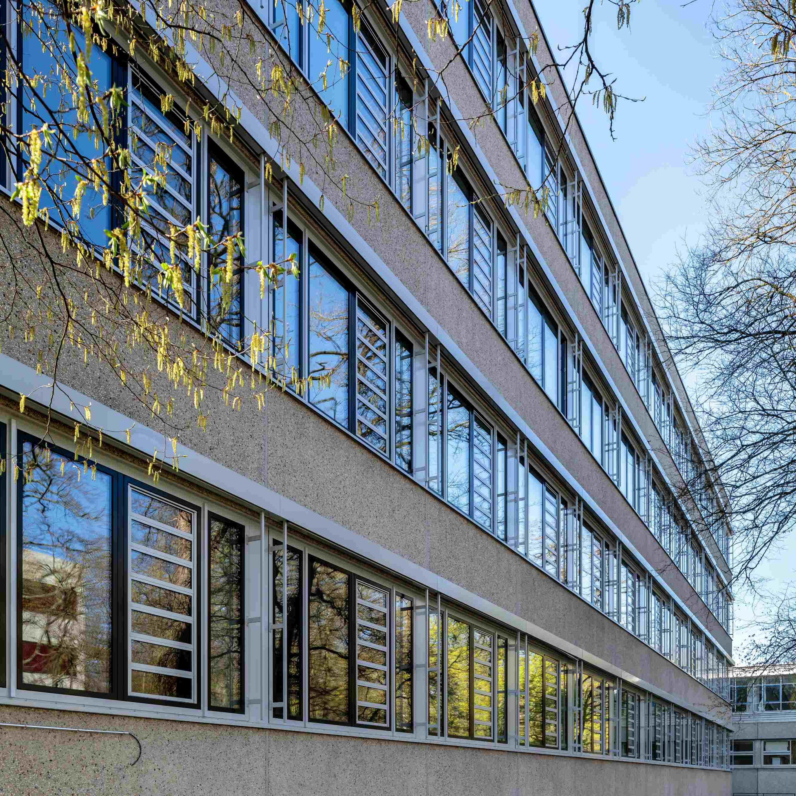 Nordseite des F-Bau der Hochschule Karlsruhe