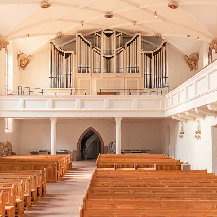 Innenraum mit Blick auf Orgel
