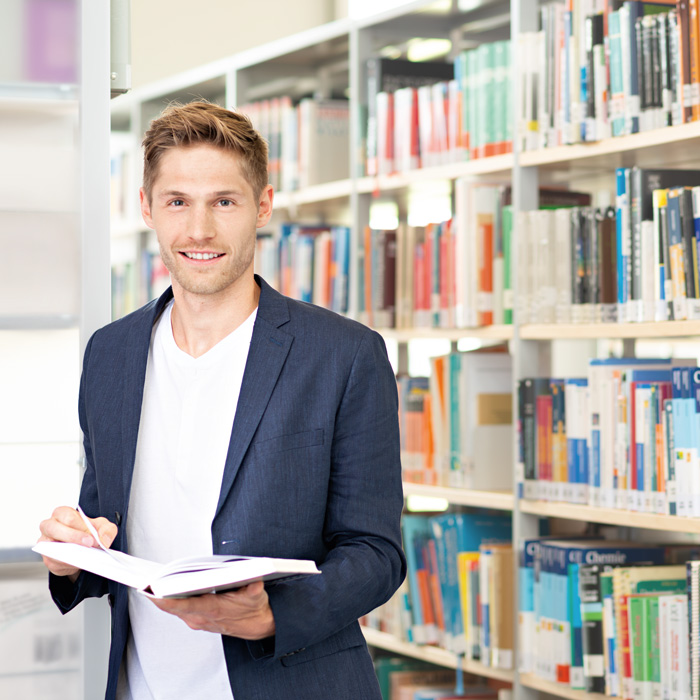 Student in einer Bibliothek