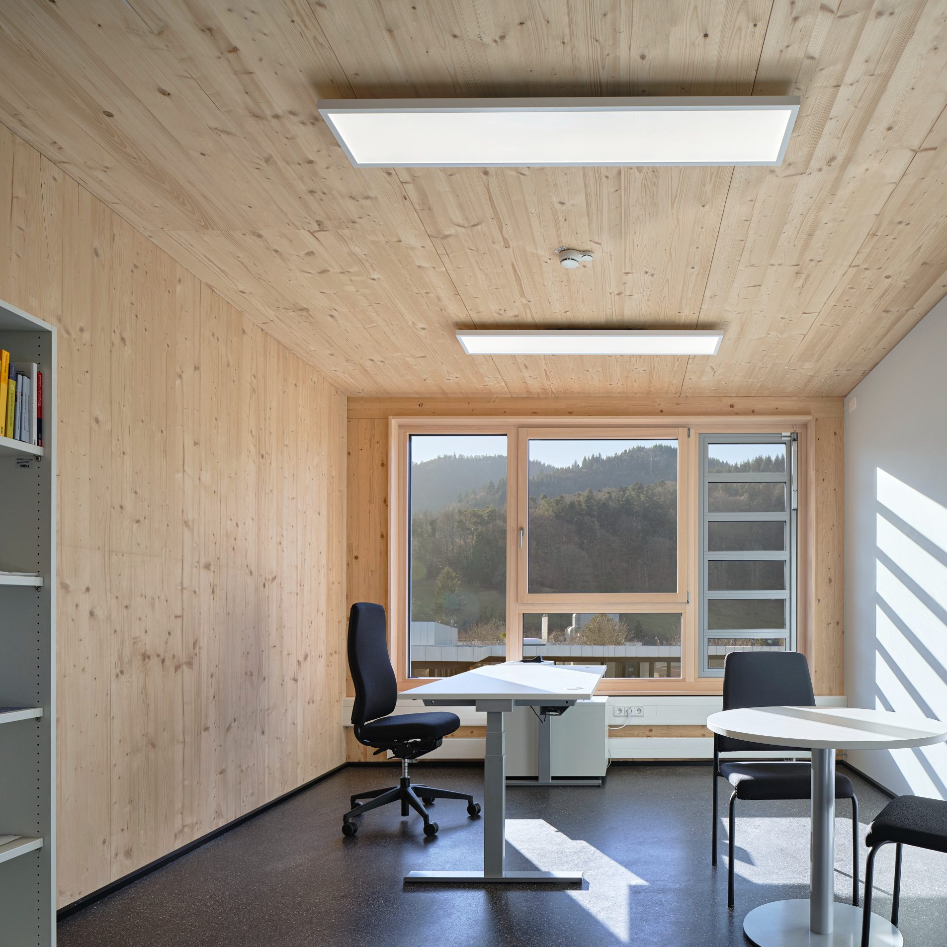 Neues Büro mit Holzelementen