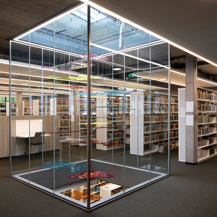 Fachbereichsbibliothek Wirtschaftswissenschaften, Blick in den Lese- und Studierbereich mit Kunst am Bau im Lichthof