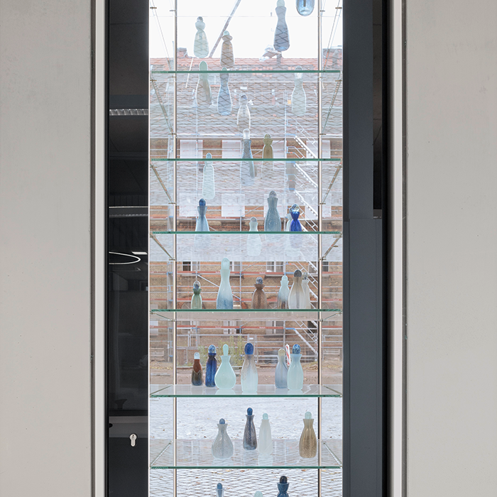 Finanzamt Karlsruhe Stadt - Kunst am Bau, Ausschnitt des Schaufensters mit Parfümflaschen