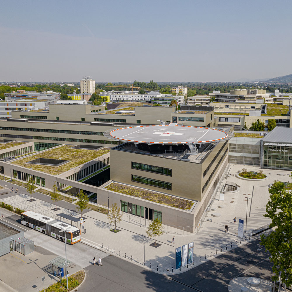 Außenaufnahme Neubau Chirurgie Heidelberg mit Hubschrauberlandeplatz