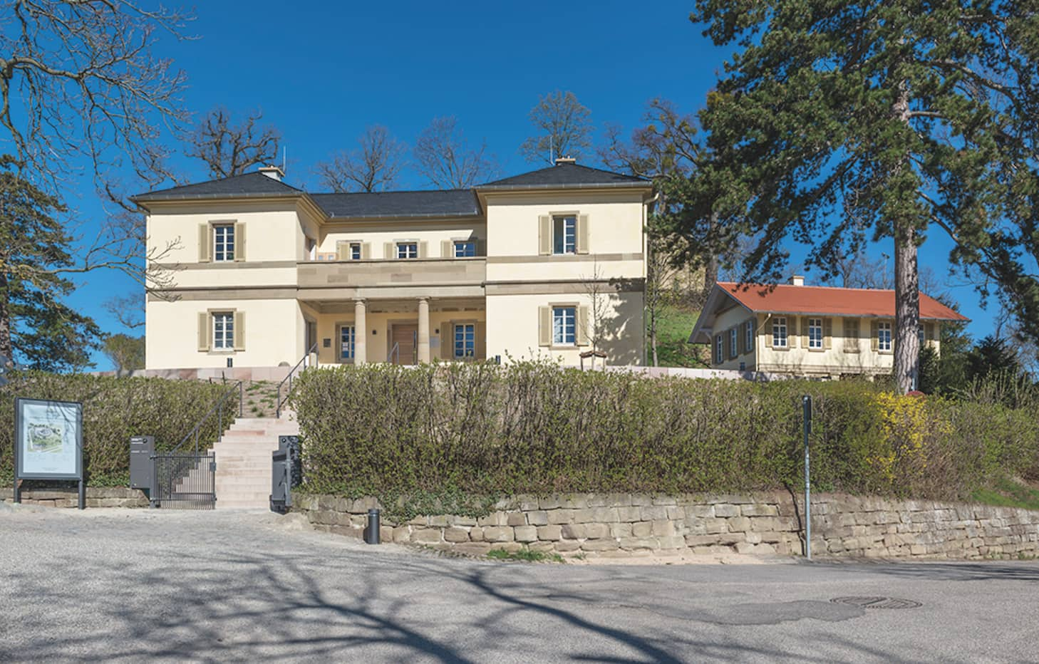 Eine Treppe führt hinaus zum villenartige Wohnhaus aus dem Jahr 1820