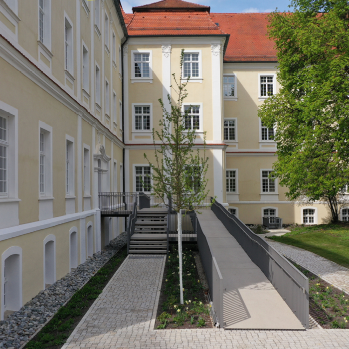 Rampe vor Schlosseingang