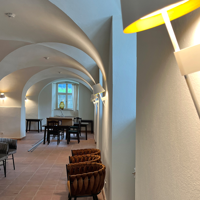 Innenansicht Cafe mit neuer Beleuchtung und Tischen