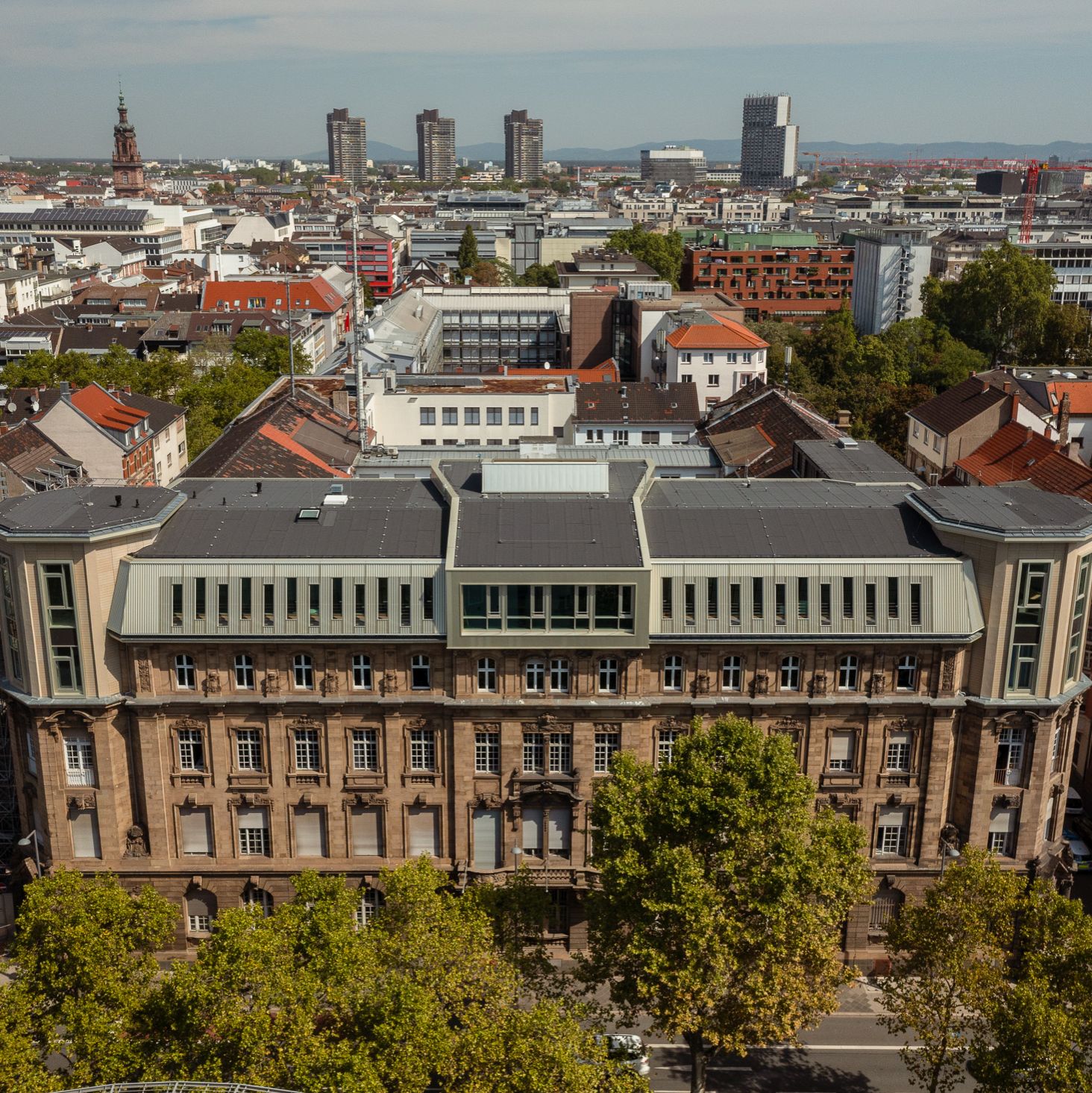 Mannheim, Polizeipräsidium, Außenansicht mit neuem Dachgeschoss