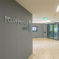 Wand mit Schriftzug "Polizeipräsidium Aalen"