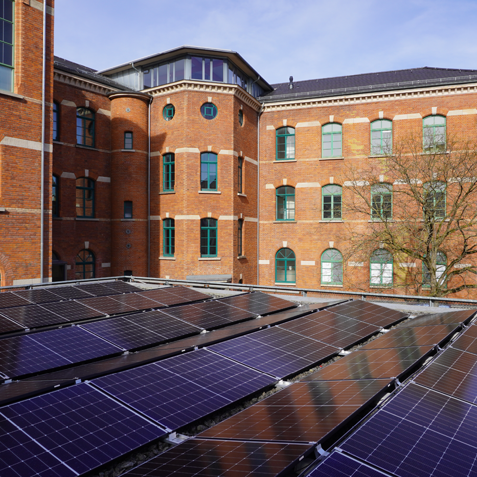 Ansicht auf das nebengebäude mit Standard-PV-Anlage