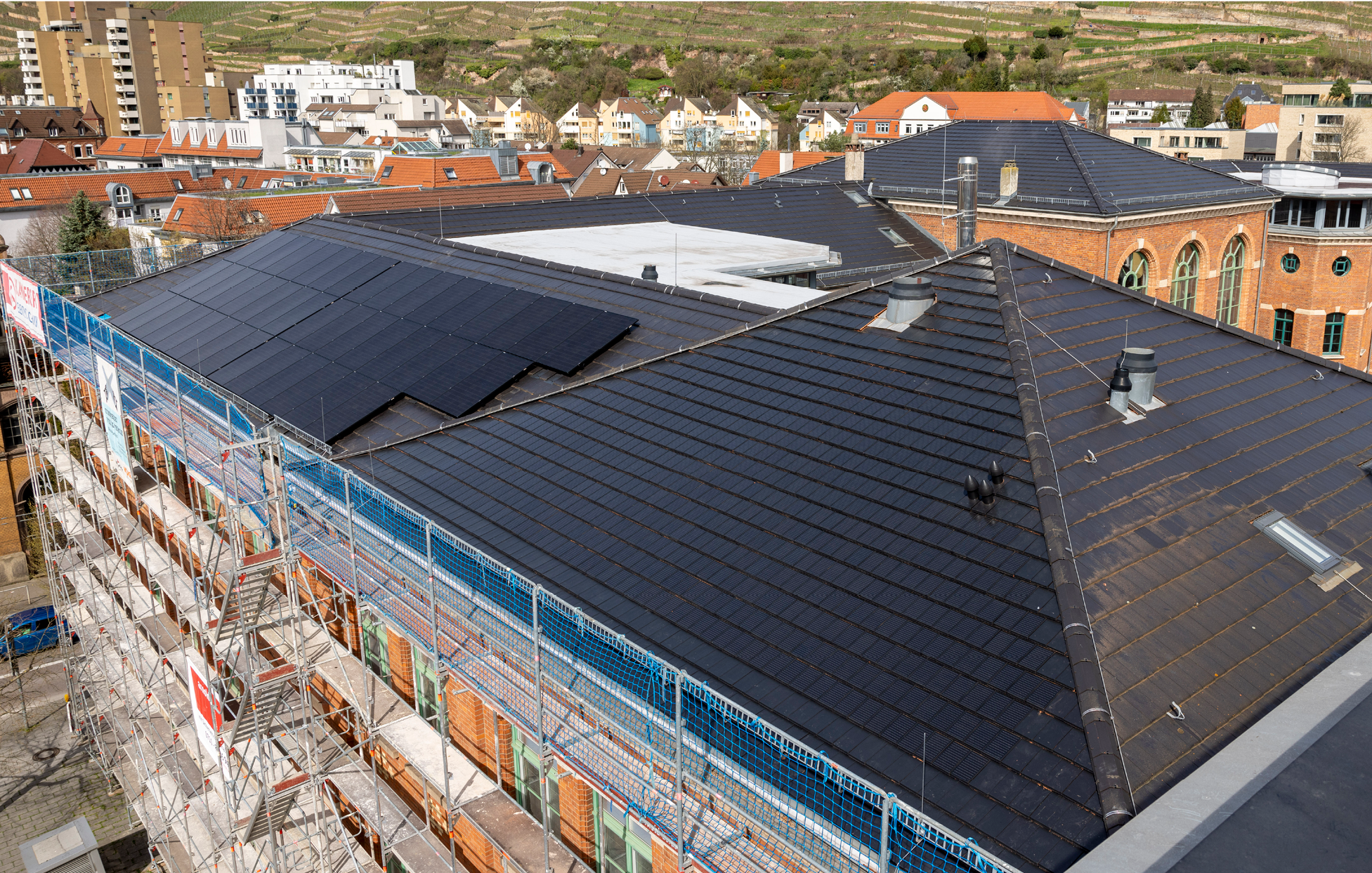 Ansicht auf Standard PV-Anlage auf Nebengebäude