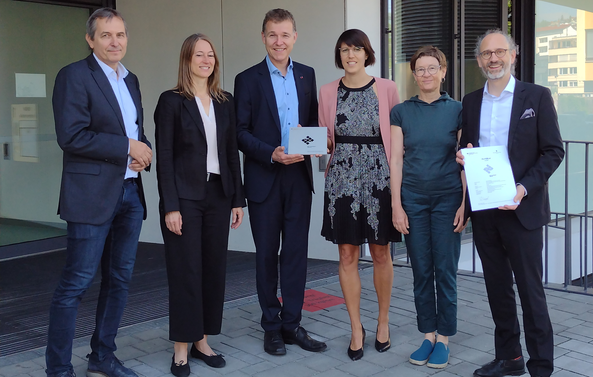 Beteiligte Personen mit Plakette Plakette