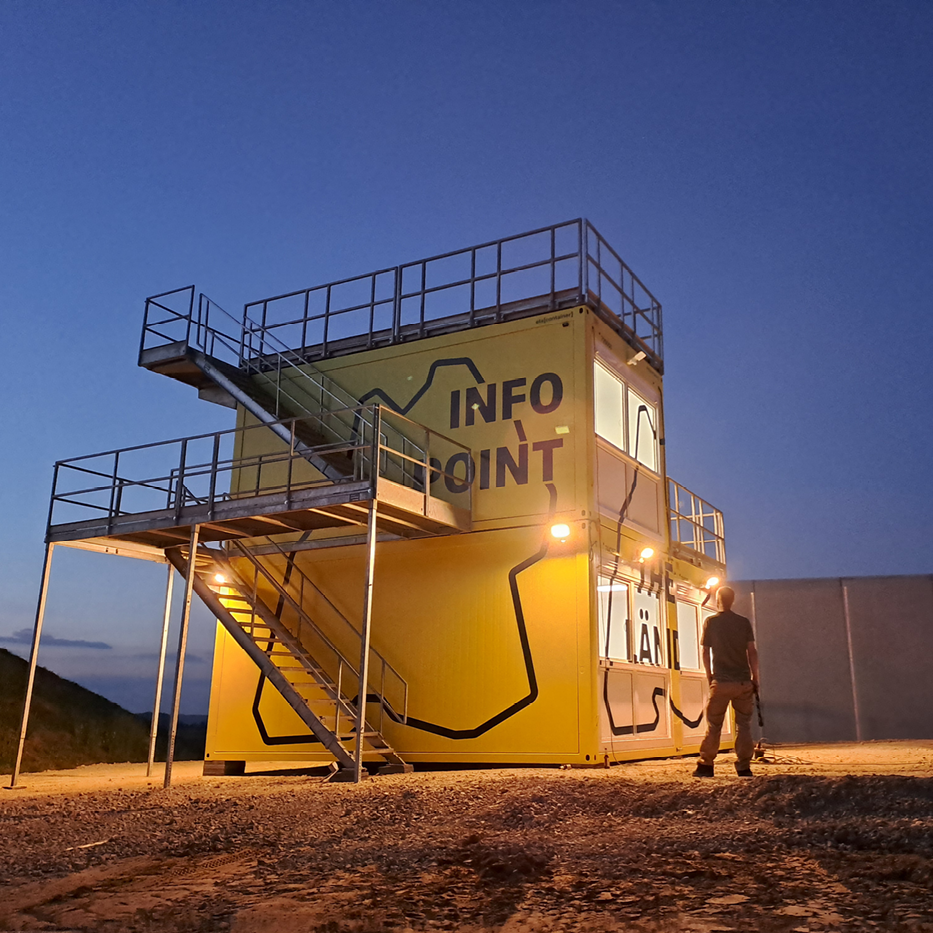 Infopoint vor der Haftmauer in der Dämmerung