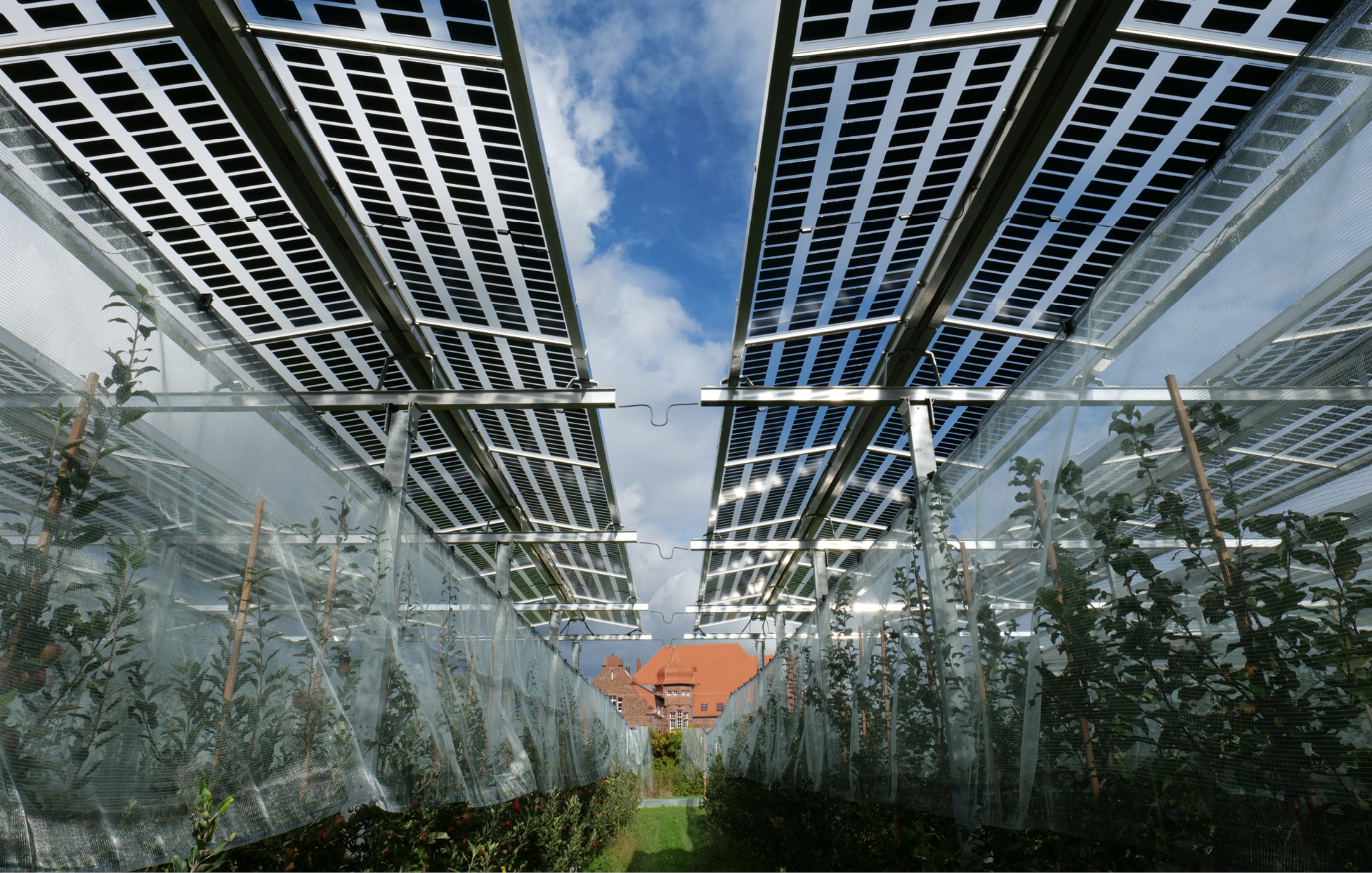 Blick auf PV Anlage vor Gebäuden