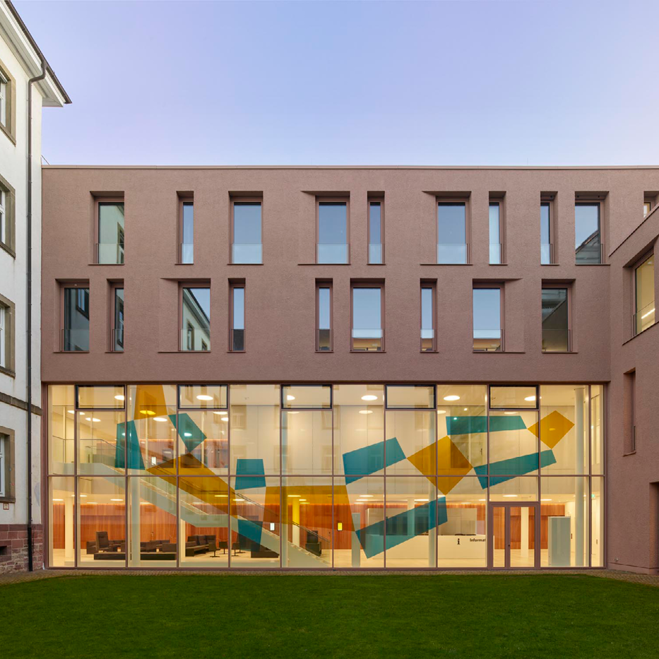 Ansicht aus dem Innenhof auf Glasfront des Foyers