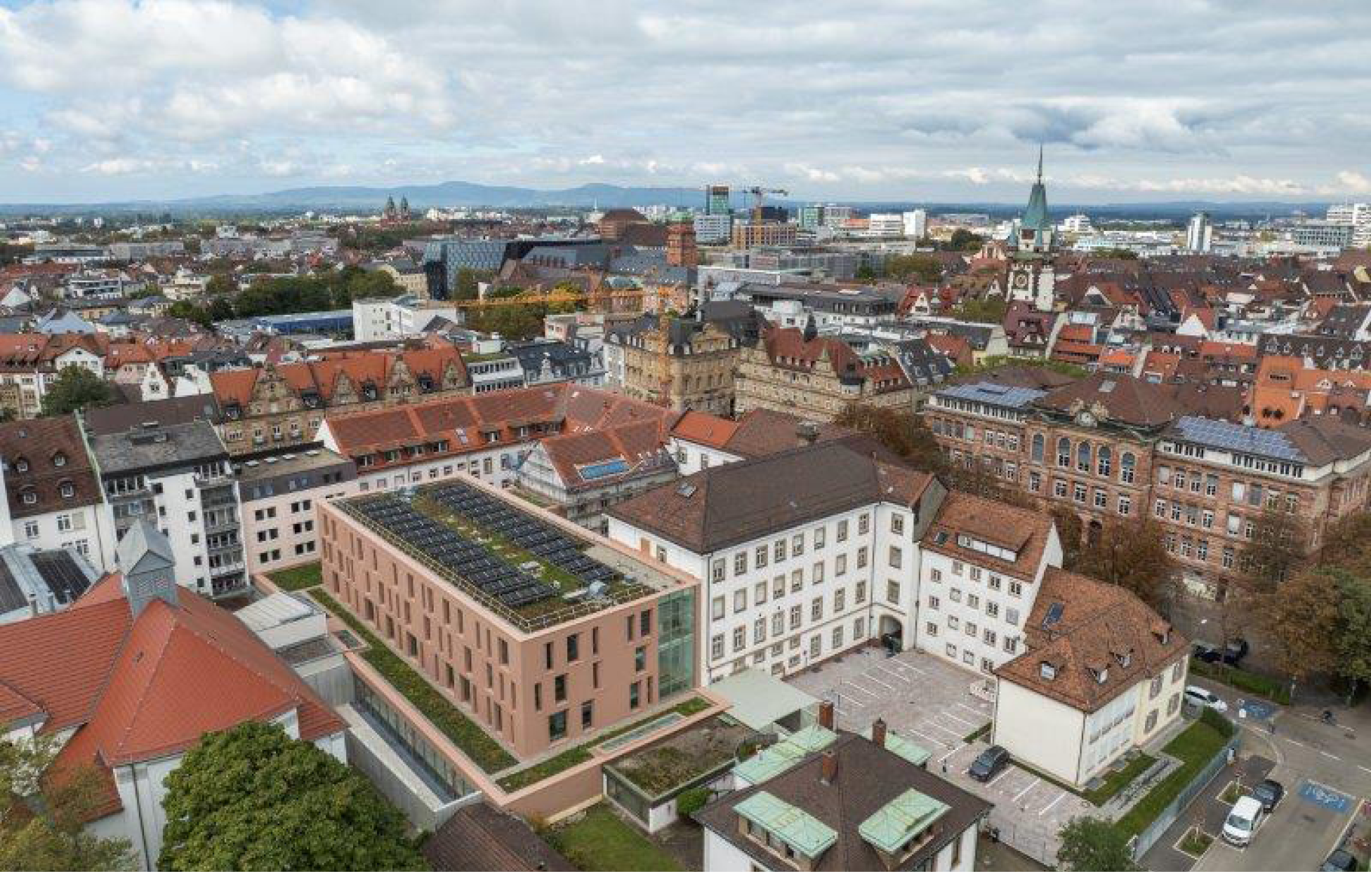Ansicht aus dem Innenhof auf Glasfront des Foyers